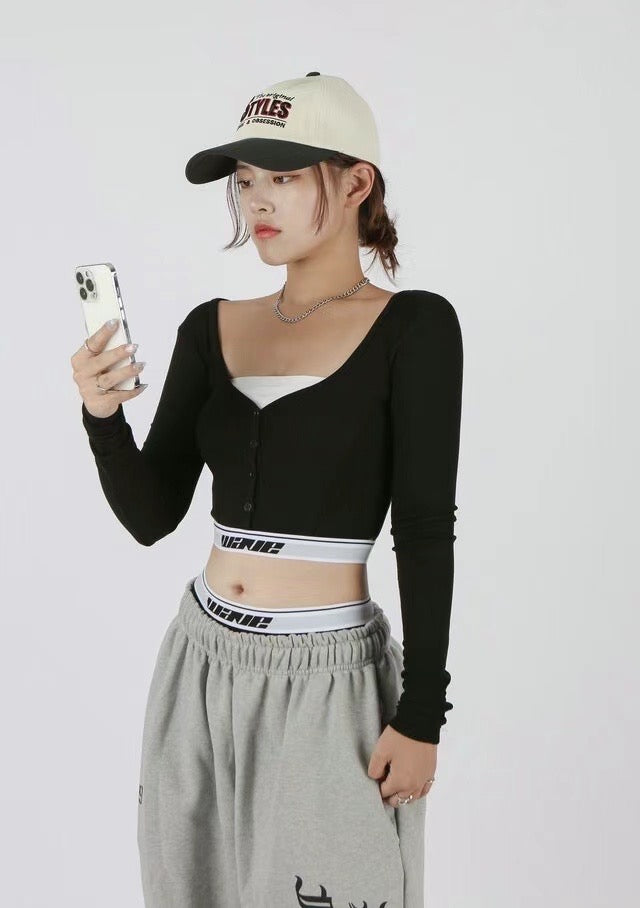 [ 個性不撞款! ] Rubbery Long Sleeve Cropped Top - Black